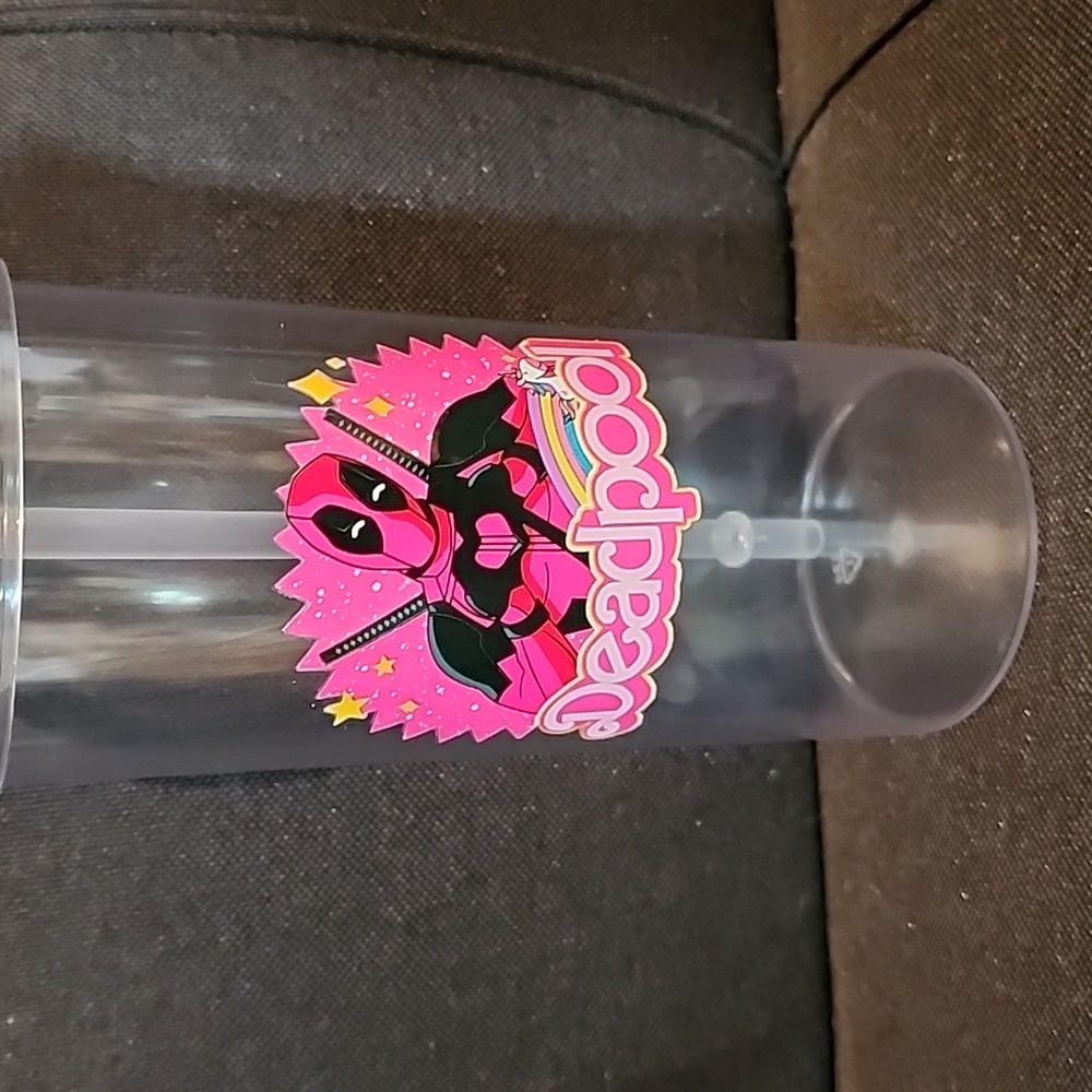 🚨 20 Ounce Clear Tumbler with lid and straw featuring a Deadpool design